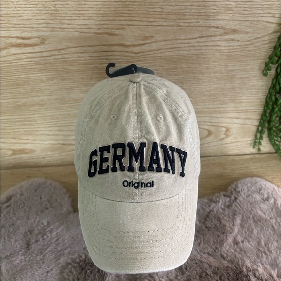 Robin Ruth - Picture 2 of 7